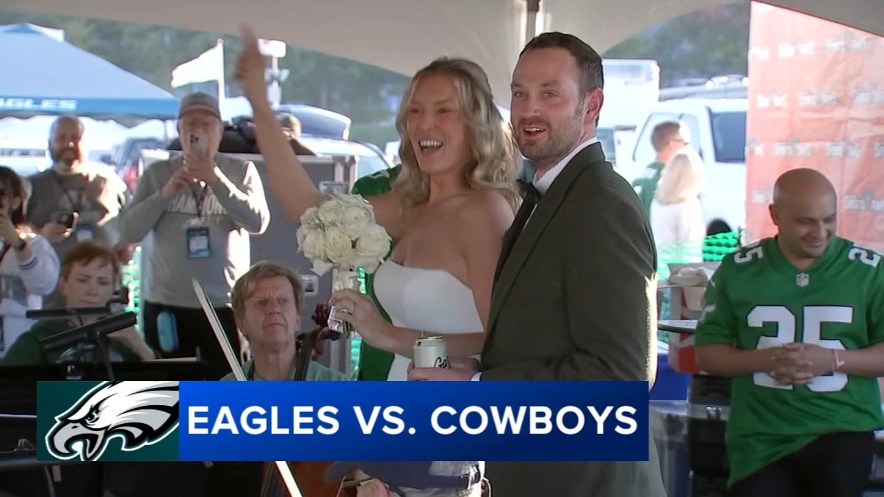 Chicago couple Lindsey Carl, Brandon Byrd get married at Philadelphia Eagles tailgate before MNF
       — Carmel-by-the-Sea Community news