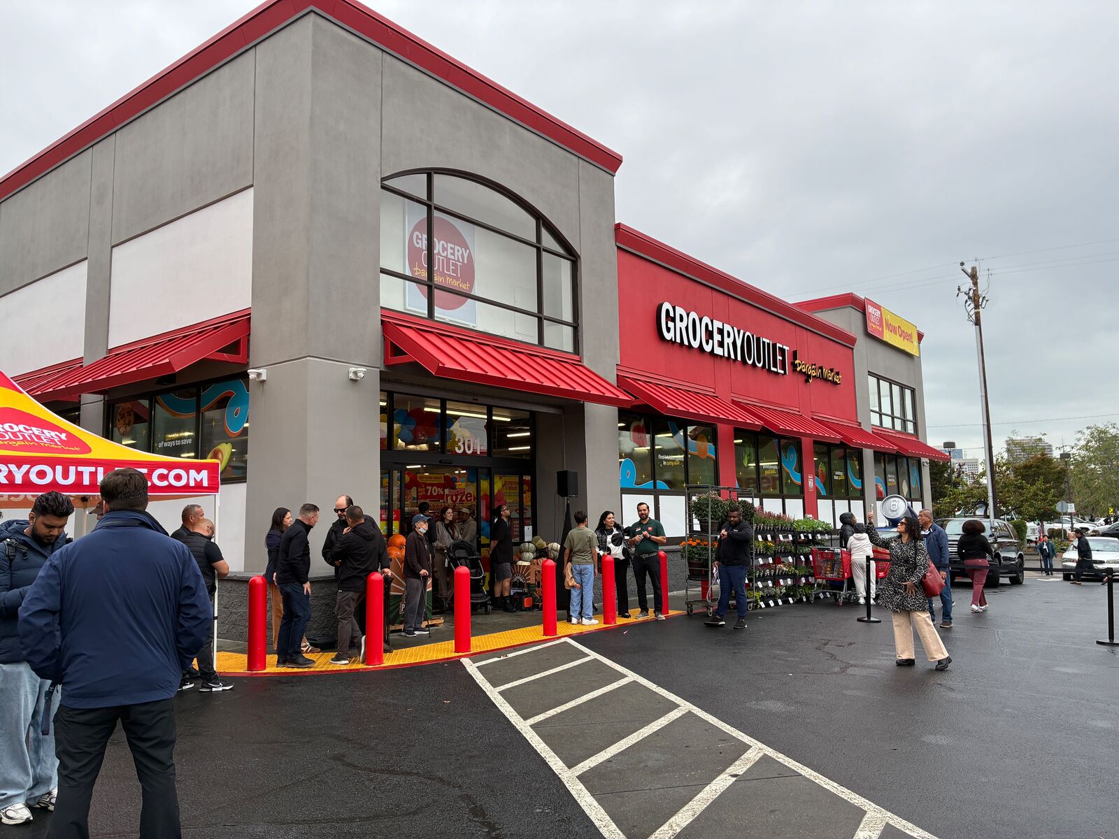 New Grocery Outlet opens in Oakland’s Eastlake neighborhood — The Oaklandside, Carmel-by-the-Sea Business news